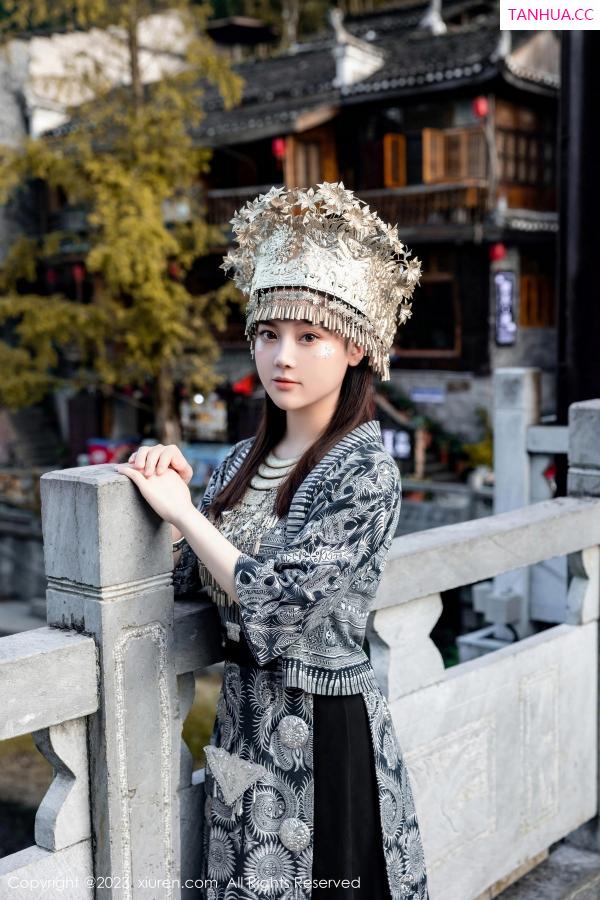 豆瓣酱  [XiuRen]高清写真图 2023.09.27 No.7448 豆瓣酱 苗族服饰第10张图片